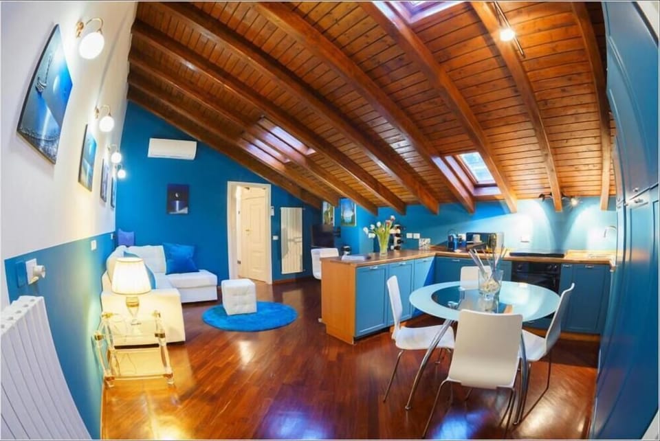 Luxury Apartment (Appartamento Suite) | Bathroom | Shower, rainfall showerhead, free toiletries, hair dryer