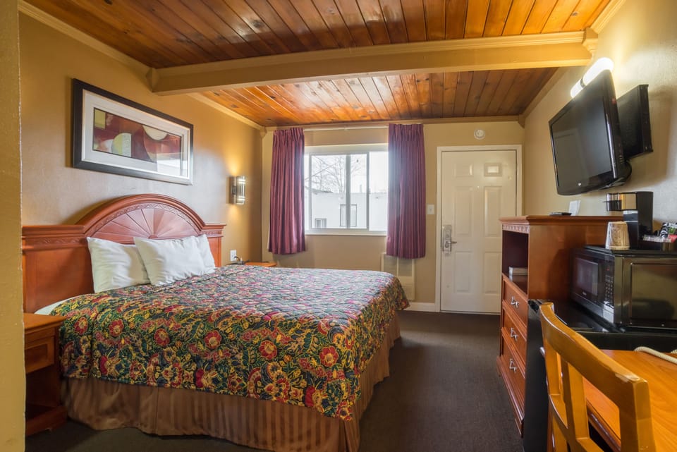 Premium Room, 1 King Bed | Living area | 39-inch LCD TV with premium channels, TV