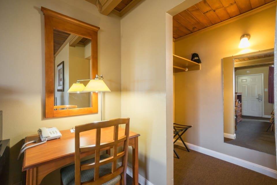 Premium Room, 1 King Bed | Desk, free WiFi, bed sheets, wheelchair access