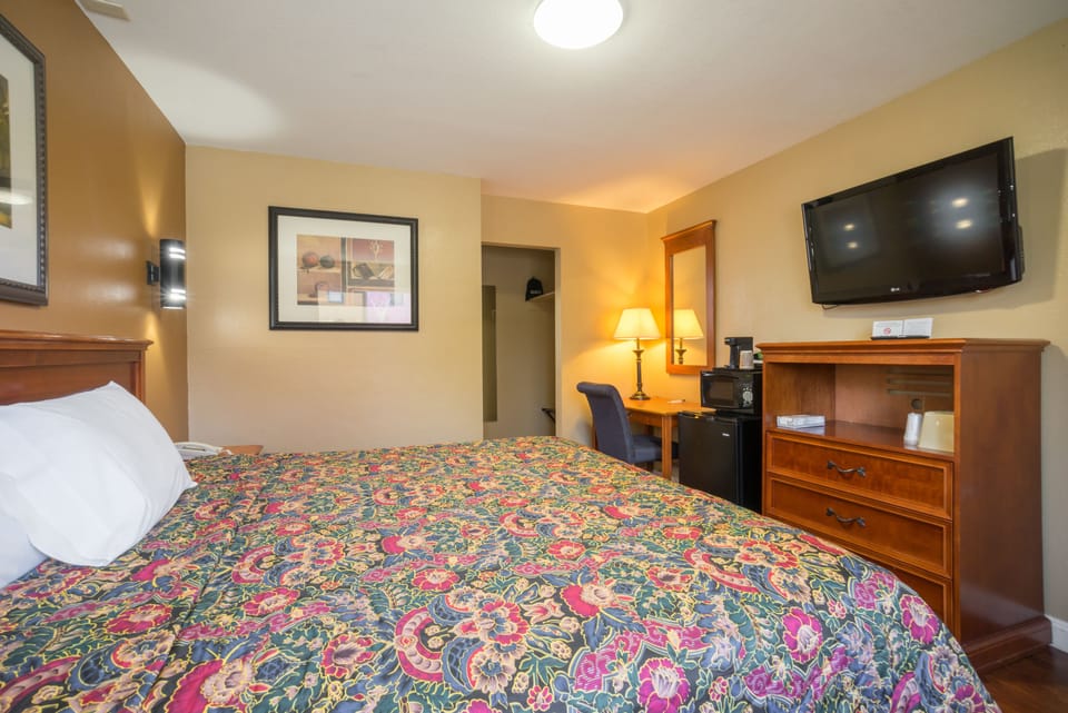 Room, 1 King Bed | Desk, free WiFi, bed sheets, wheelchair access