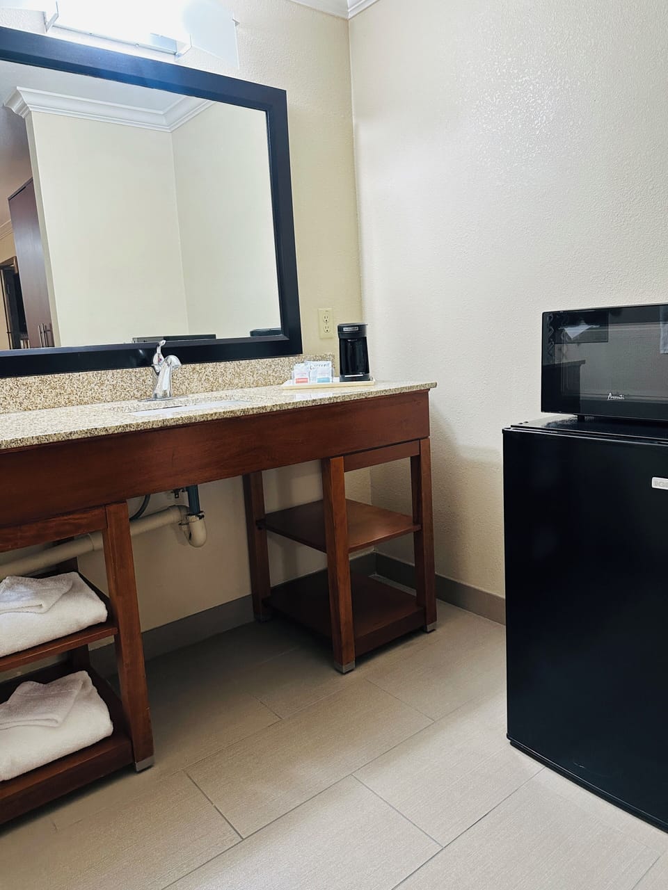 Room, 1 King Bed, Non Smoking | Bathroom | Eco-friendly toiletries, hair dryer, towels, soap
