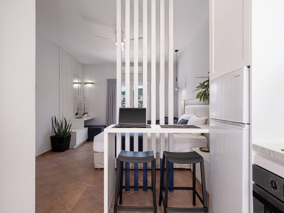Luxury Studio, Non Smoking, Sea View | Dining room