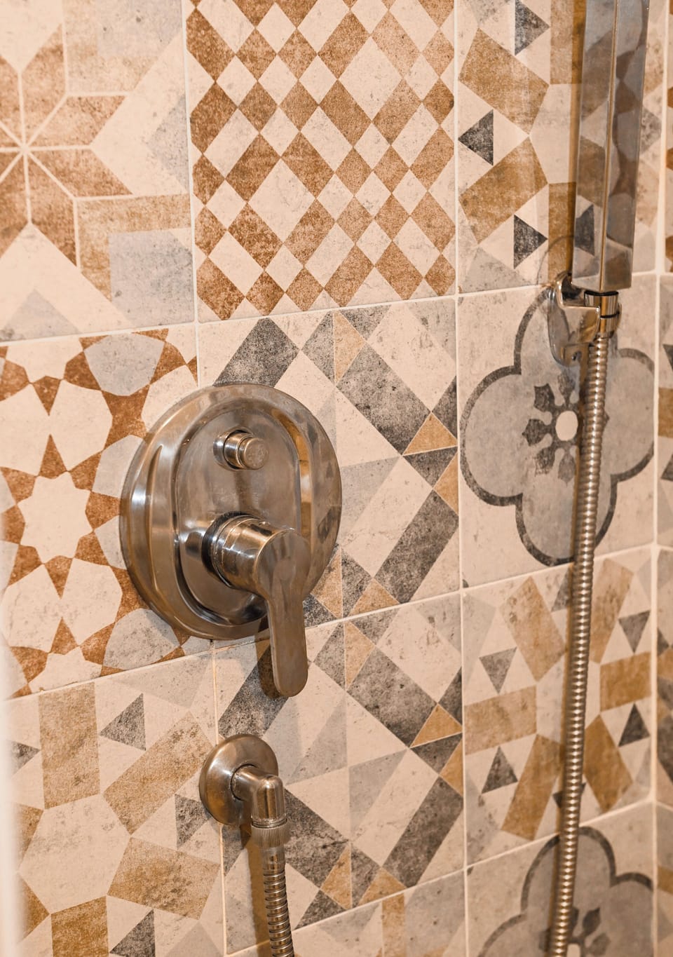 Deluxe Triple Room | Bathroom | Shower, rainfall showerhead, free toiletries, hair dryer