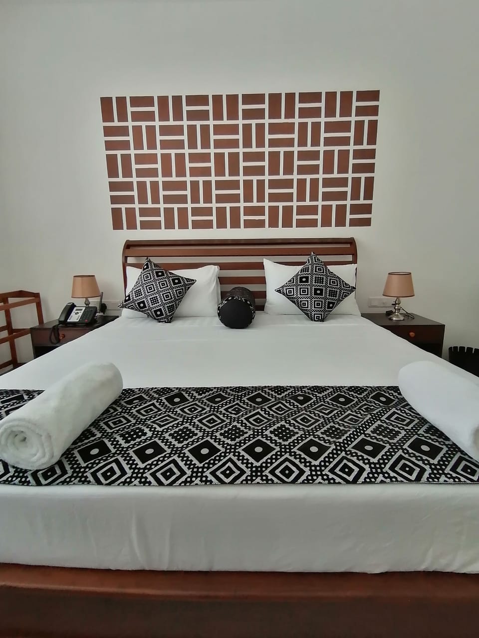 Deluxe Double Room | Minibar, in-room safe, desk, laptop workspace