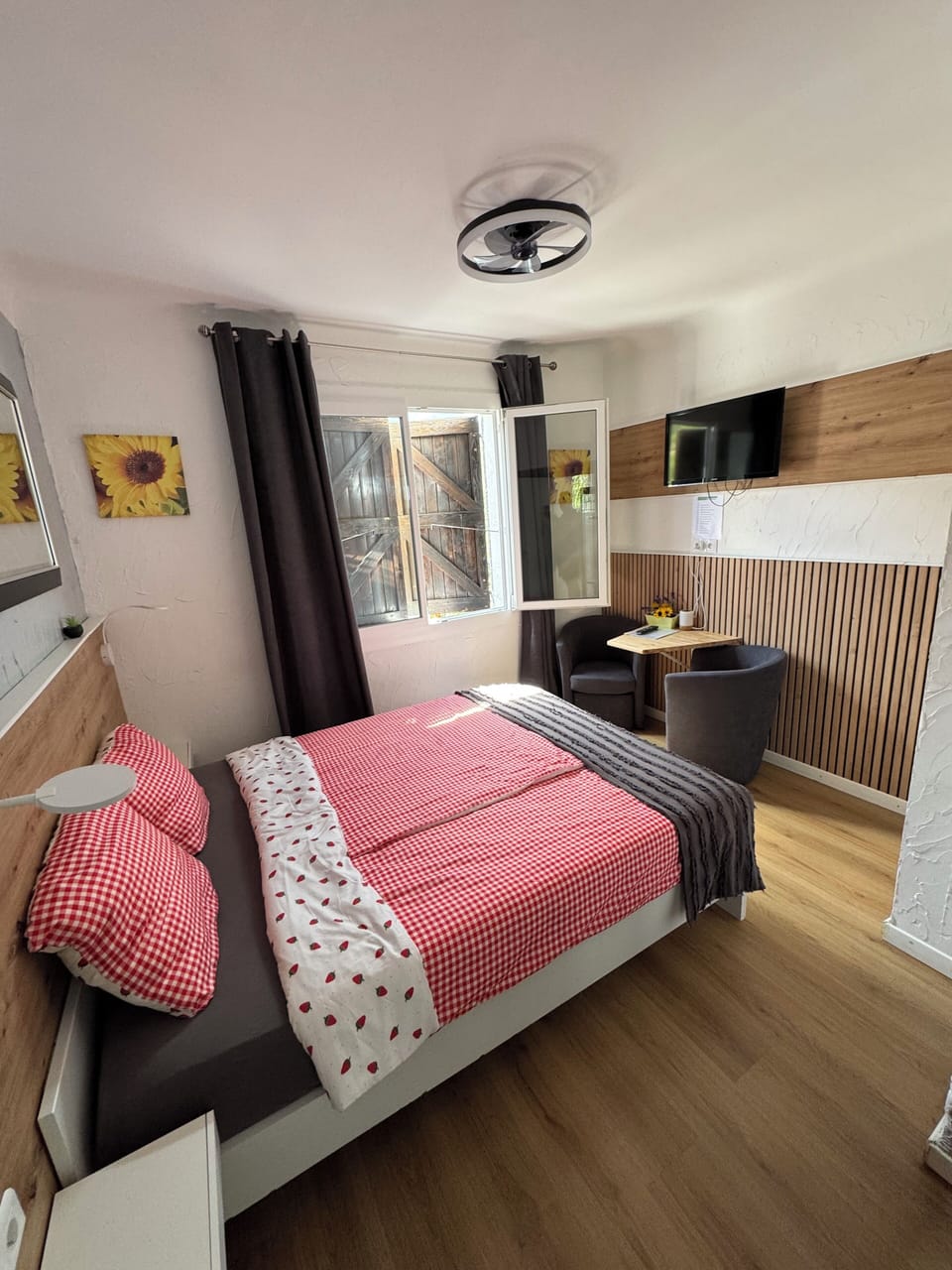 Comfort Double Room, Non Smoking (1) | Minibar, individually decorated, individually furnished, desk