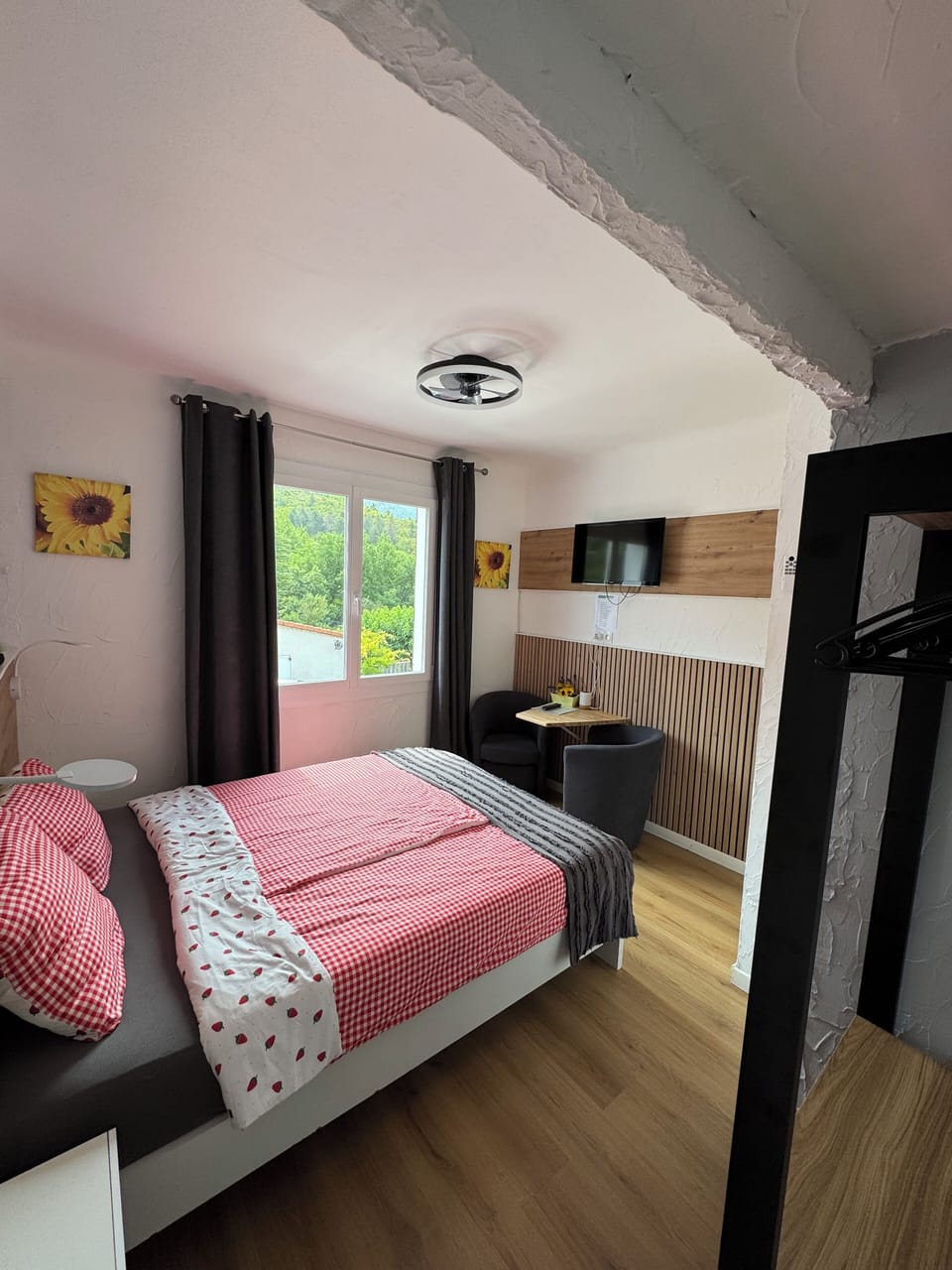 Basic Double Room, Non Smoking (1) | Minibar, individually decorated, individually furnished, free WiFi