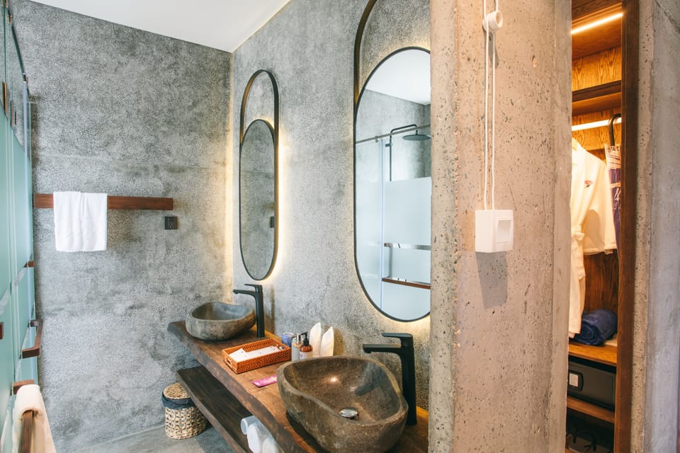 Premium Double Room | Bathroom | Shower, rainfall showerhead, free toiletries, hair dryer