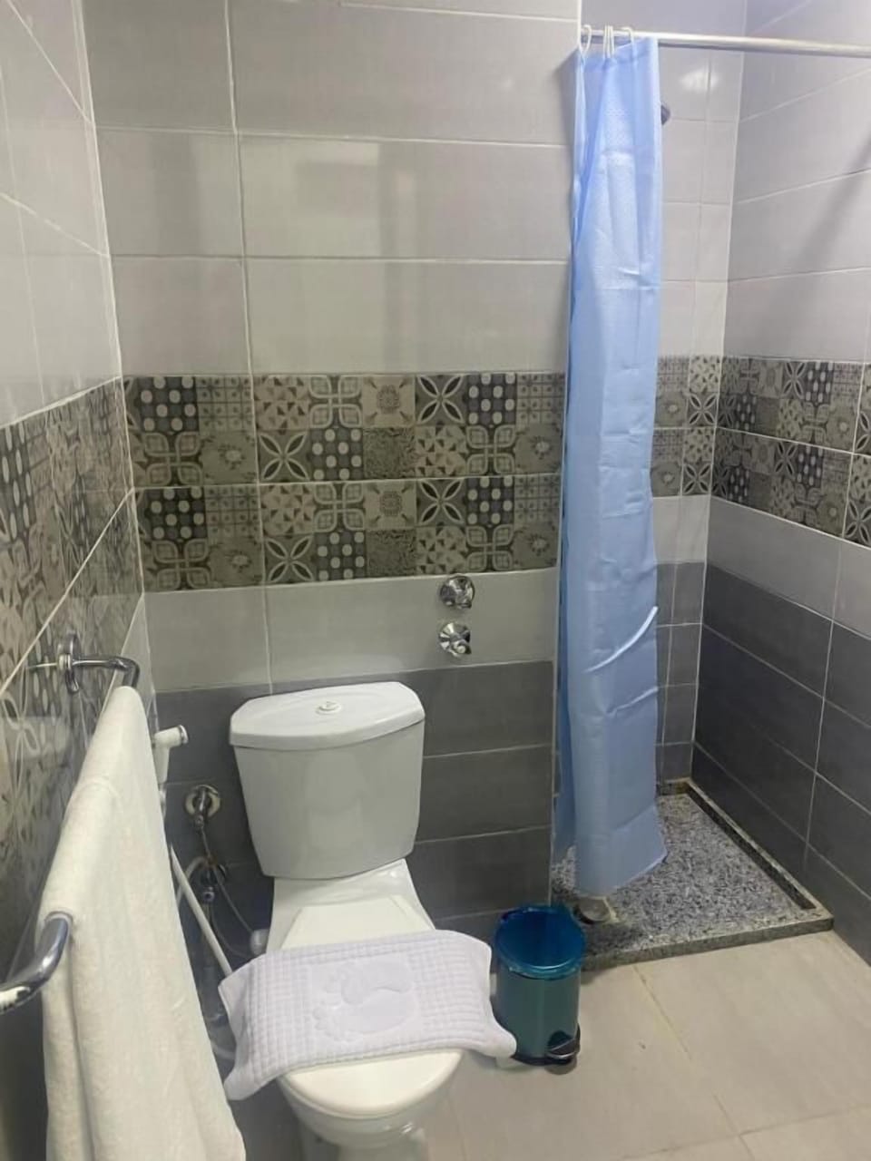 Basic Double Room | Bathroom | Rainfall showerhead, eco-friendly toiletries