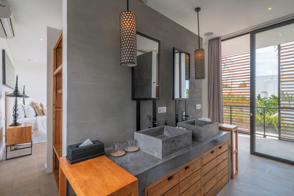 Luxury Villa | Bathroom | Separate tub and shower, rainfall showerhead, free toiletries