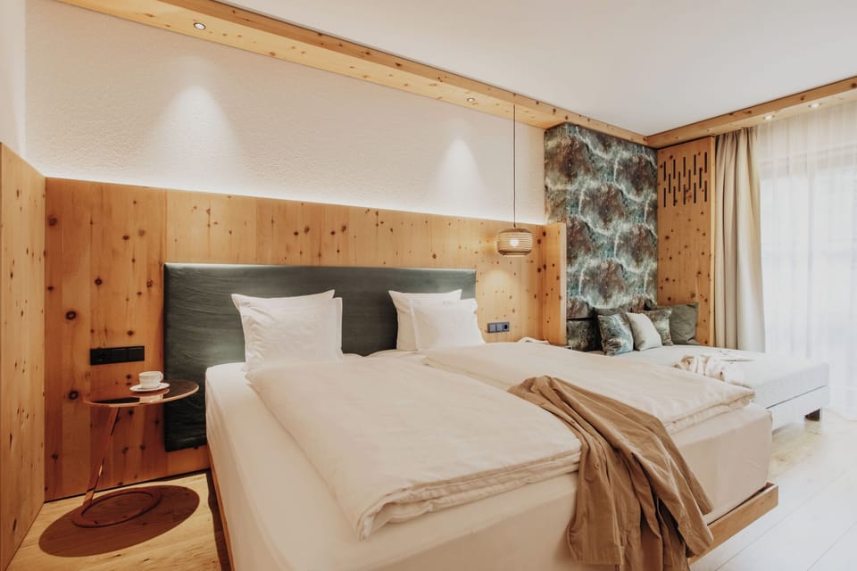 Deluxe Double Room, Balcony | Hypo-allergenic bedding, minibar, in-room safe, soundproofing