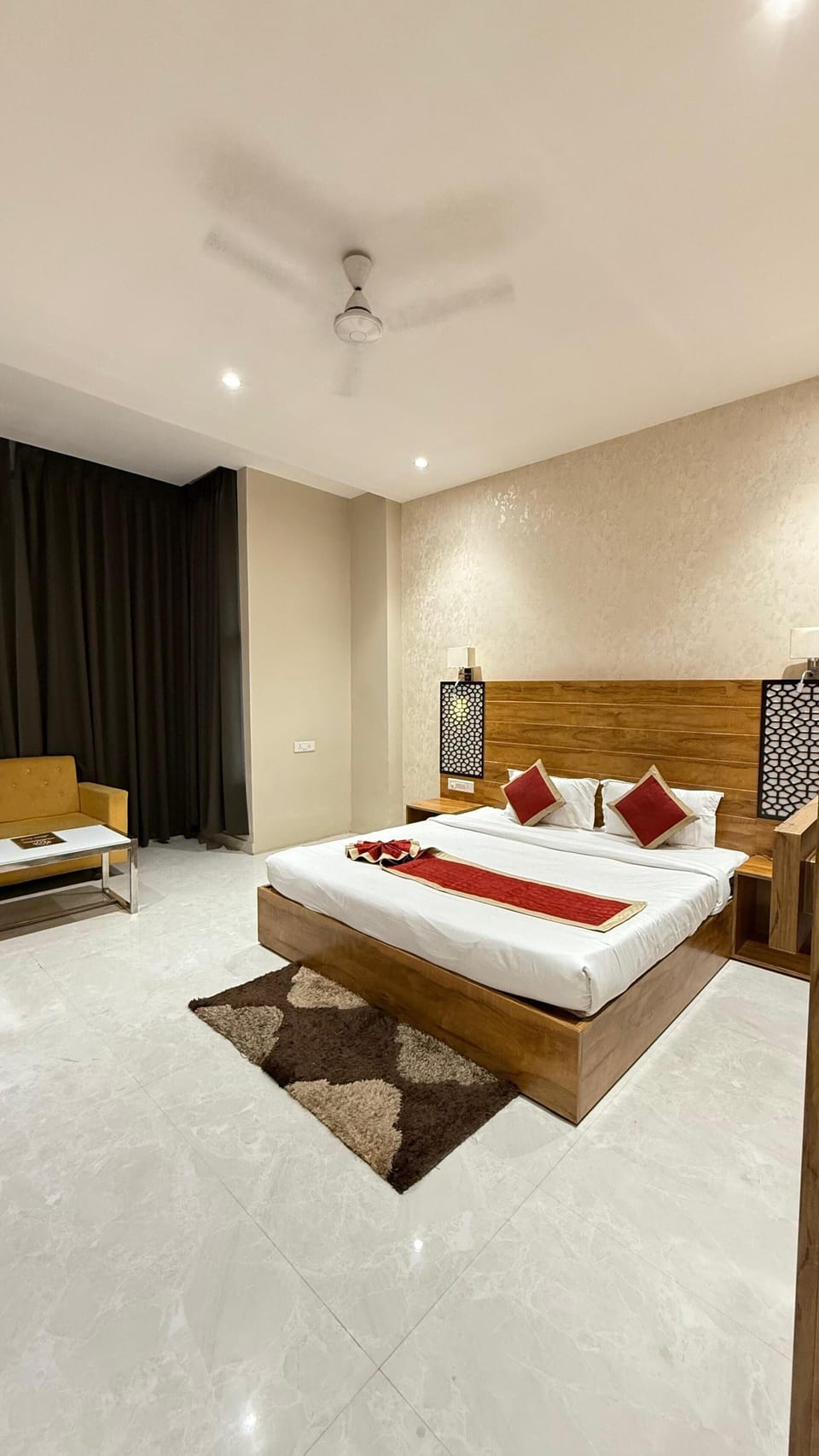 Royal Room | Desk, WiFi (free), bed sheets