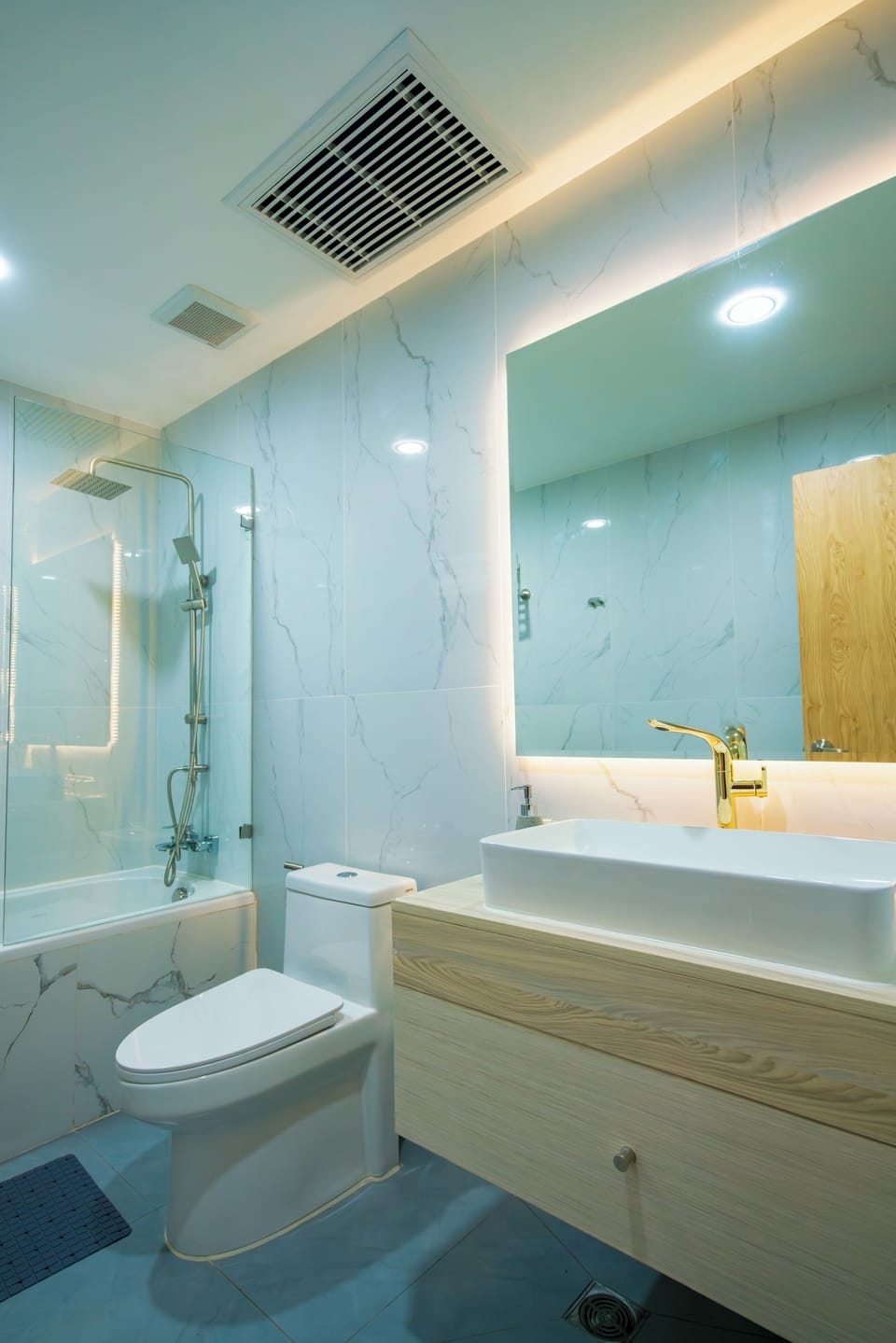 Deluxe Double or Twin Room | Bathroom | Rainfall showerhead, free toiletries, hair dryer, bathrobes