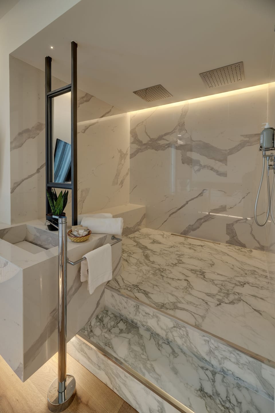 Superior Room | Bathroom shower
