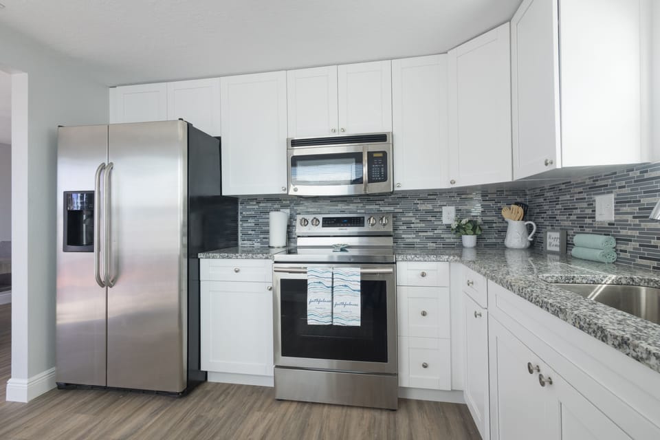 Family Villa | Private kitchen | Full-size fridge, microwave, oven, stovetop