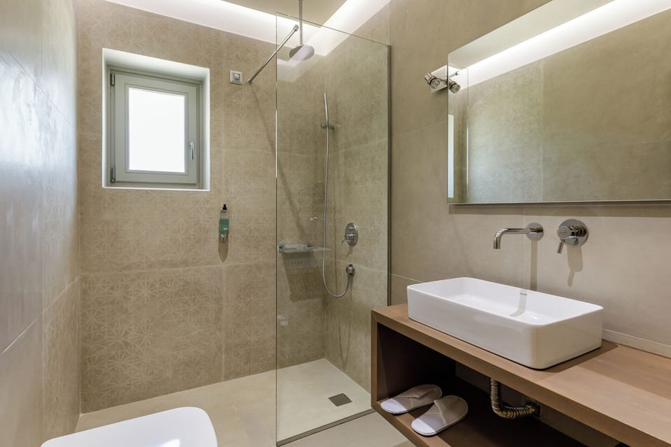 Superior Studio | Bathroom | Shower, rainfall showerhead, free toiletries, hair dryer