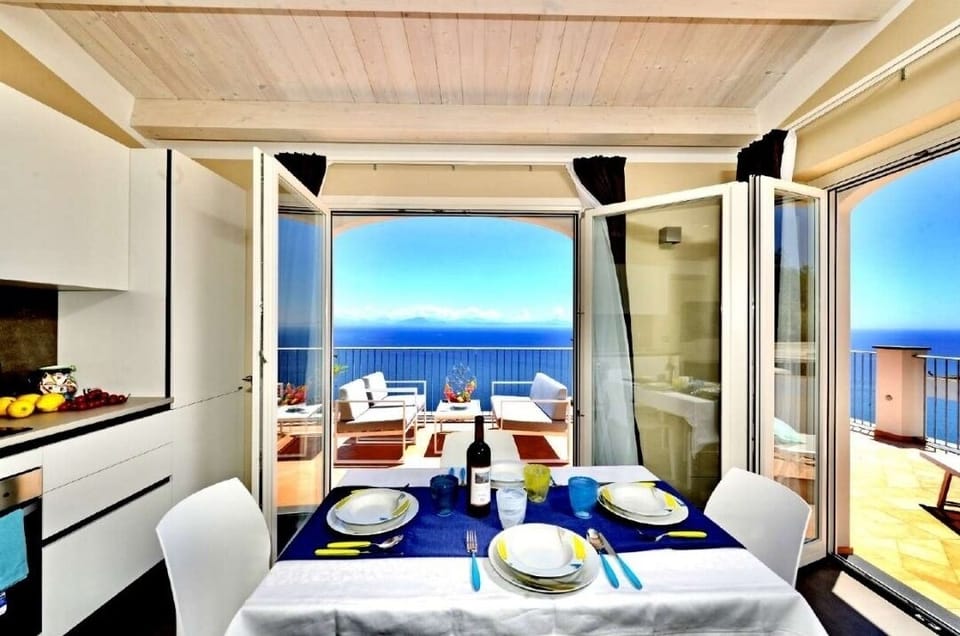 Studio Suite | Living area | Smart TV