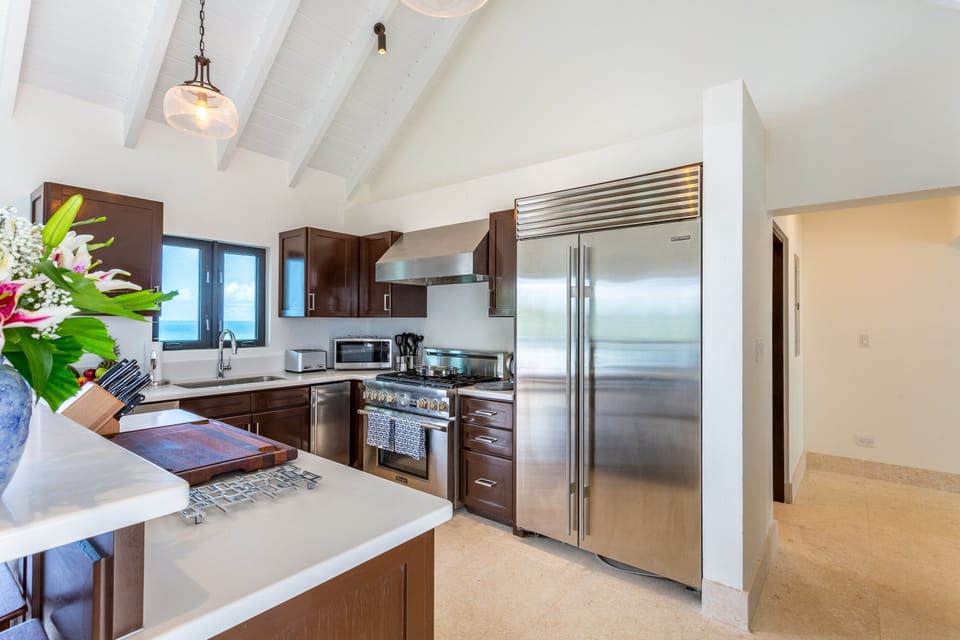 Full-size fridge, microwave, oven, dishwasher