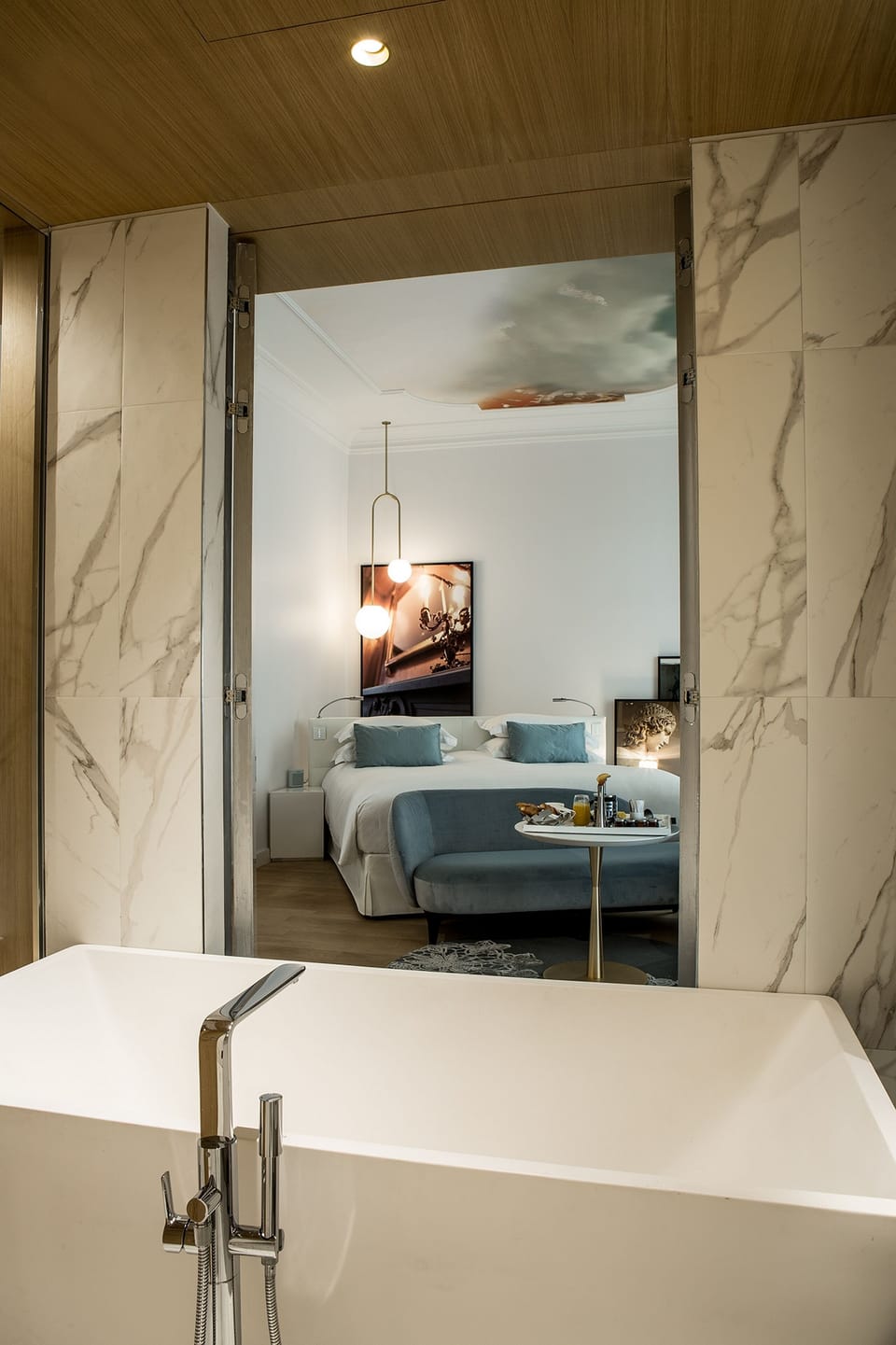Premium Room, 1 King Bed (Luxury) | Premium bedding, minibar, in-room safe, blackout drapes