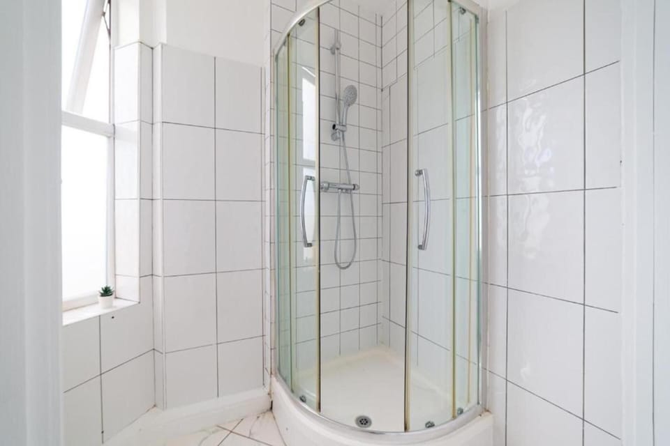 Deluxe Quadruple Room | Bathroom | Free toiletries, hair dryer, towels, soap
