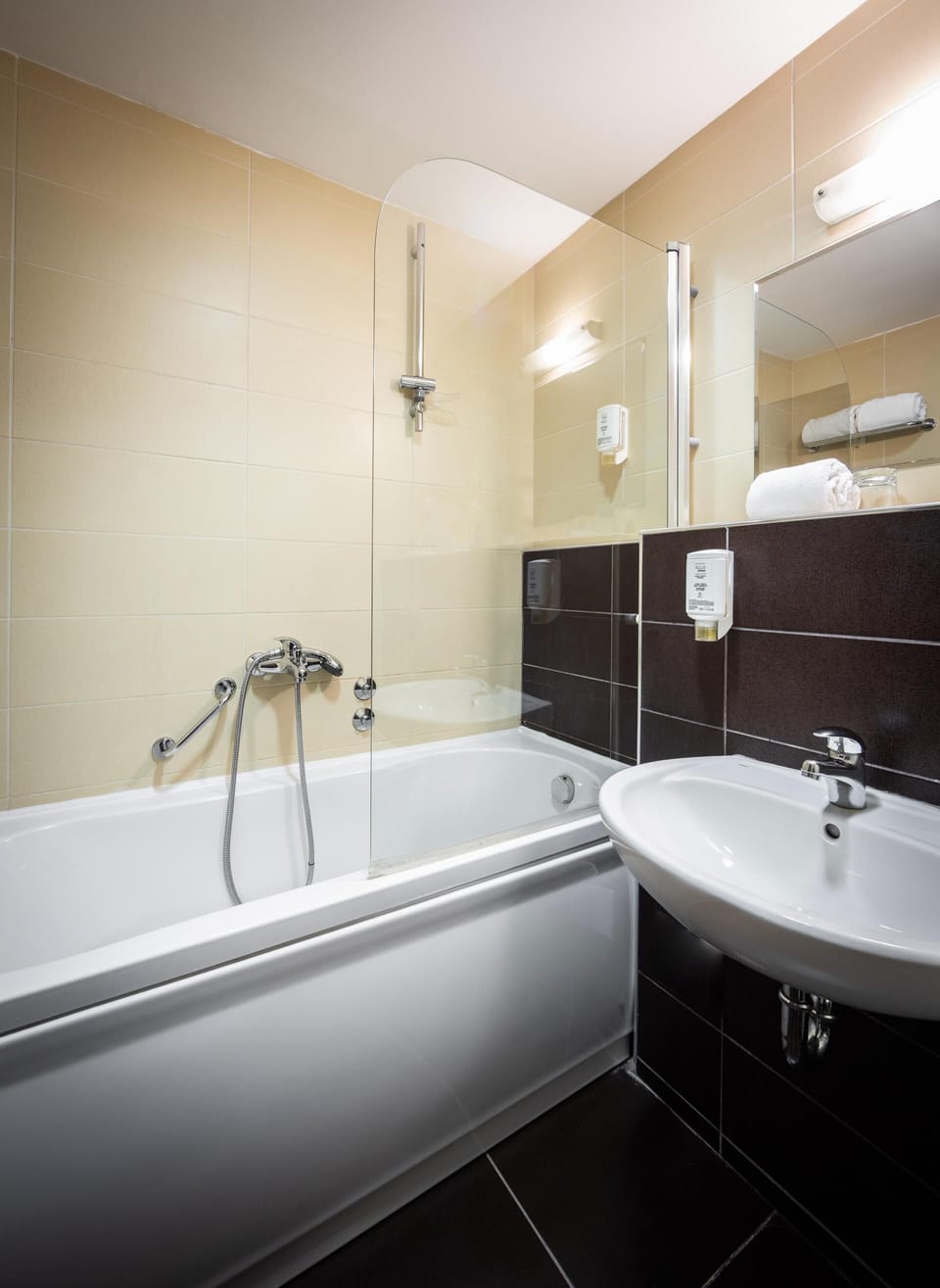 Combined shower/tub, hair dryer, slippers, towels
