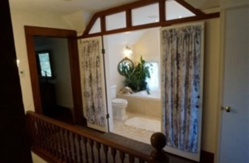 Classic Twin Room, 2 Twin Beds, Shared Bathroom, Garden View | Bathroom | Free toiletries, hair dryer, bathrobes, towels
