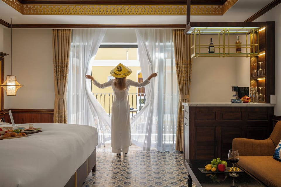 Signature King/Twin Suite, Bathtub, Balcony with Pool | Premium bedding, minibar, in-room safe, desk
