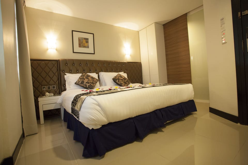 In-room safe, desk, WiFi (free), bed sheets