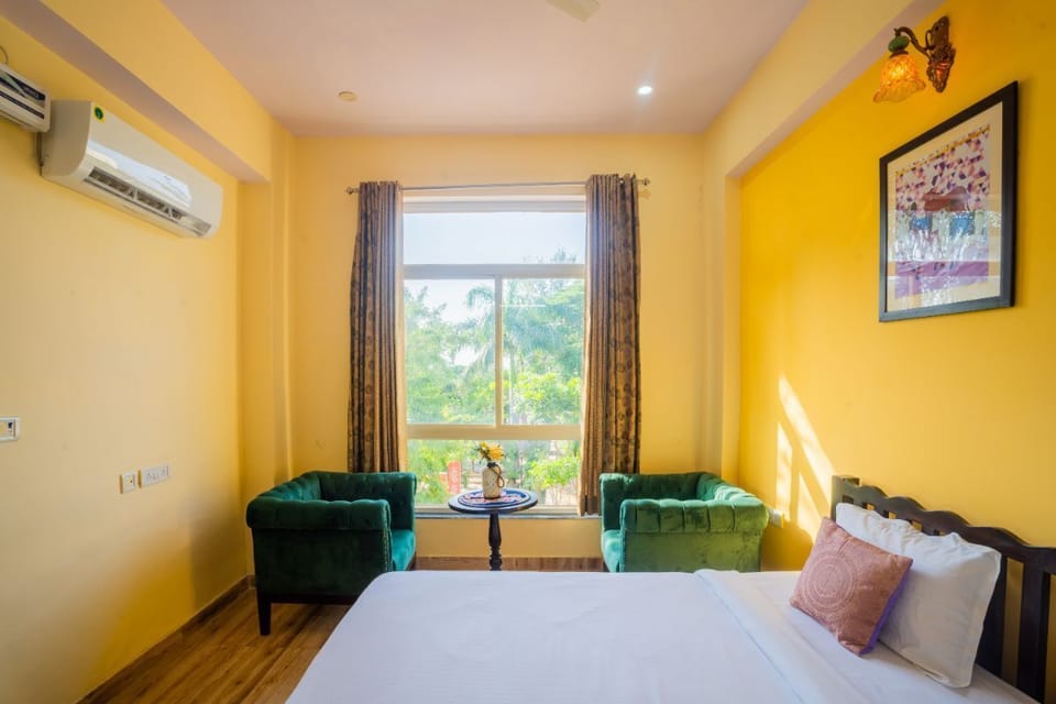 Premium Room | In-room safe, iron/ironing board, WiFi (free), bed sheets