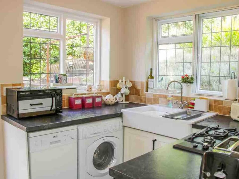 Cottage | Private kitchen | Fridge, microwave, oven, stovetop