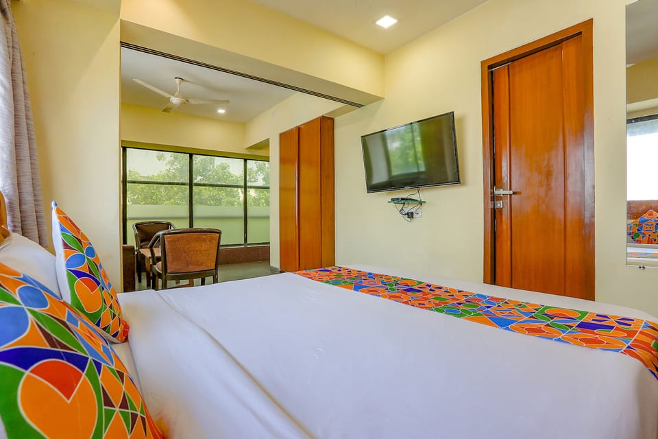 Egyptian cotton sheets, premium bedding, in-room safe, desk