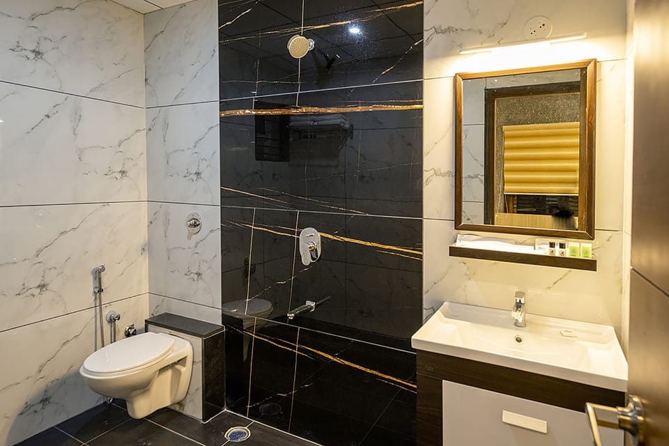 Shower, rainfall showerhead, free toiletries, towels