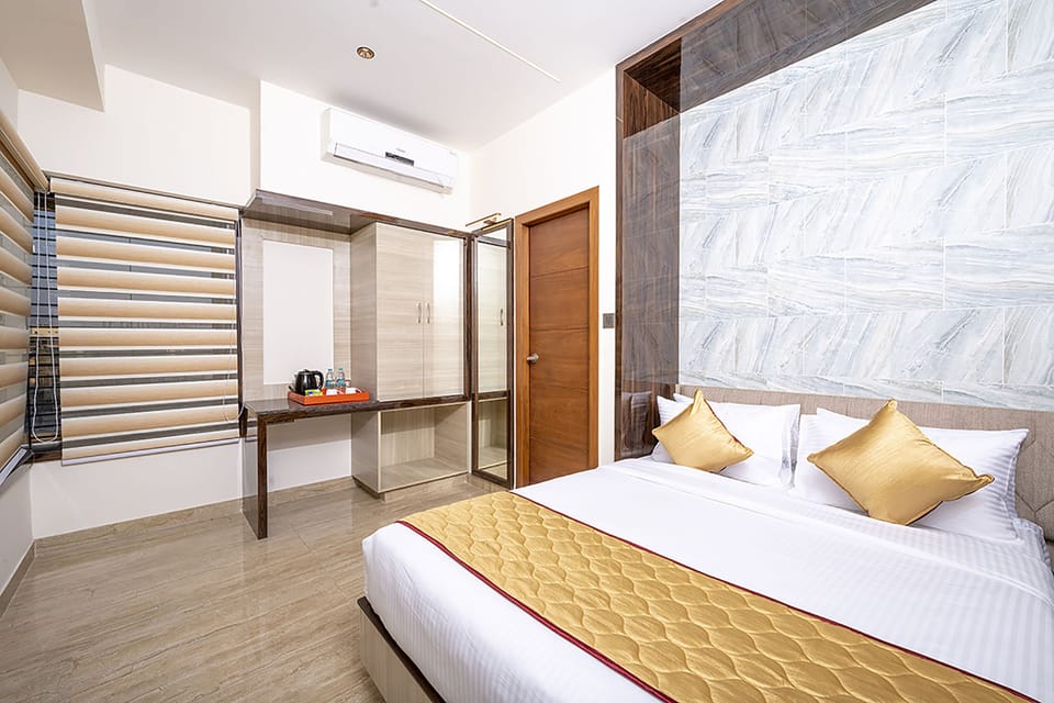 Egyptian cotton sheets, premium bedding, in-room safe, desk