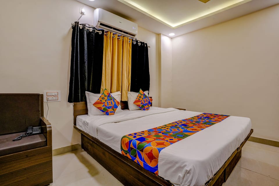 Egyptian cotton sheets, premium bedding, in-room safe, desk