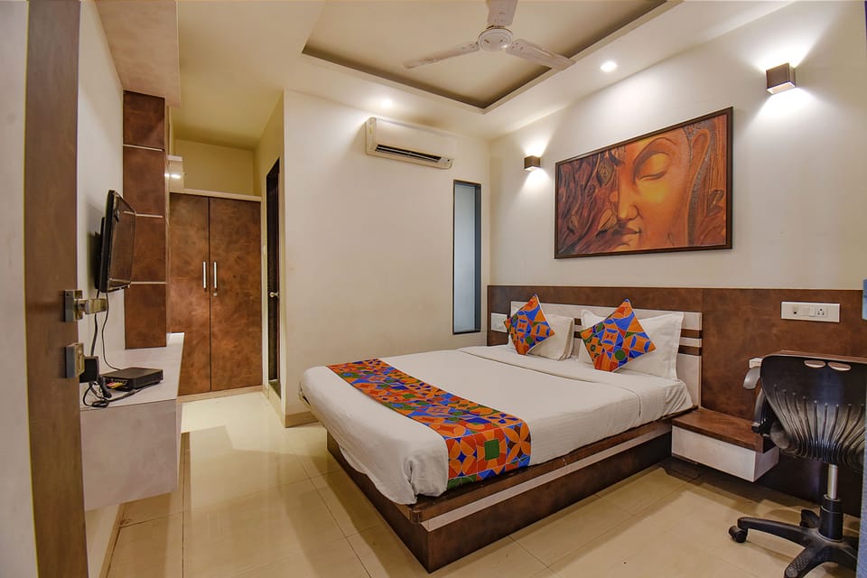 Egyptian cotton sheets, premium bedding, in-room safe, desk
