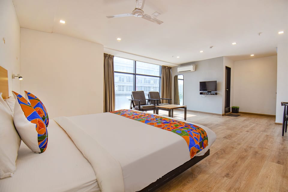 Egyptian cotton sheets, premium bedding, in-room safe, desk