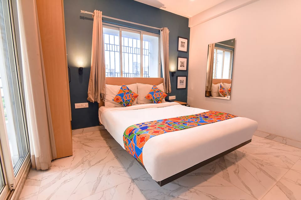 Egyptian cotton sheets, premium bedding, in-room safe, desk