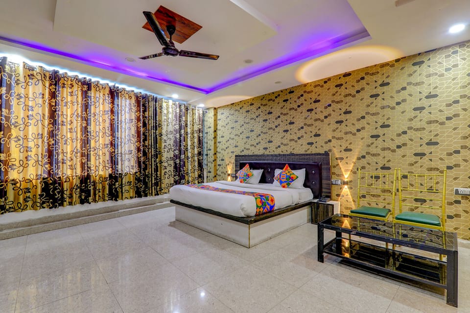 Deluxe Room | Egyptian cotton sheets, premium bedding, desk, WiFi (free)