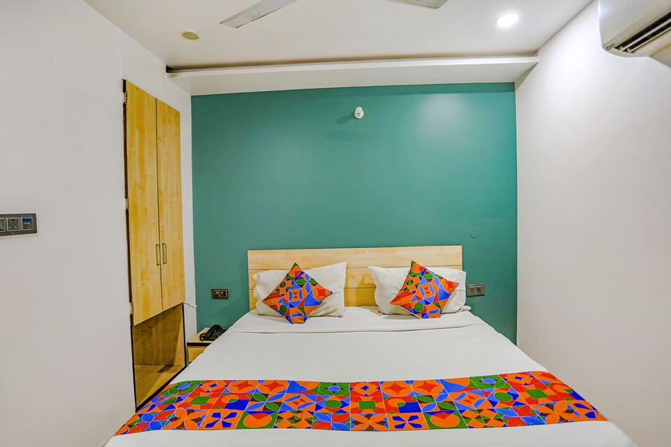 Egyptian cotton sheets, premium bedding, desk, free WiFi