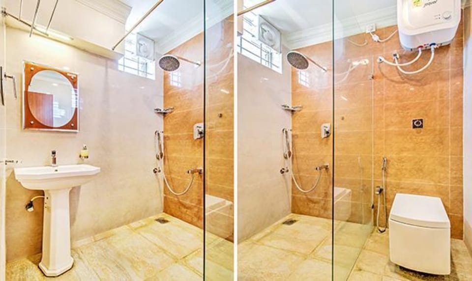 Shower, rainfall showerhead, free toiletries, towels