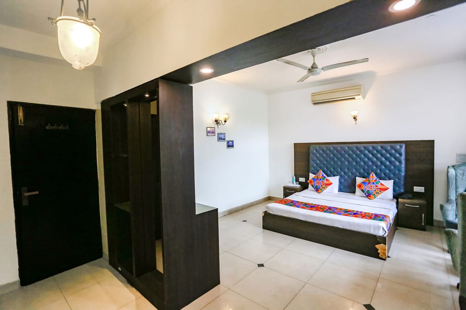 Egyptian cotton sheets, premium bedding, desk, free WiFi