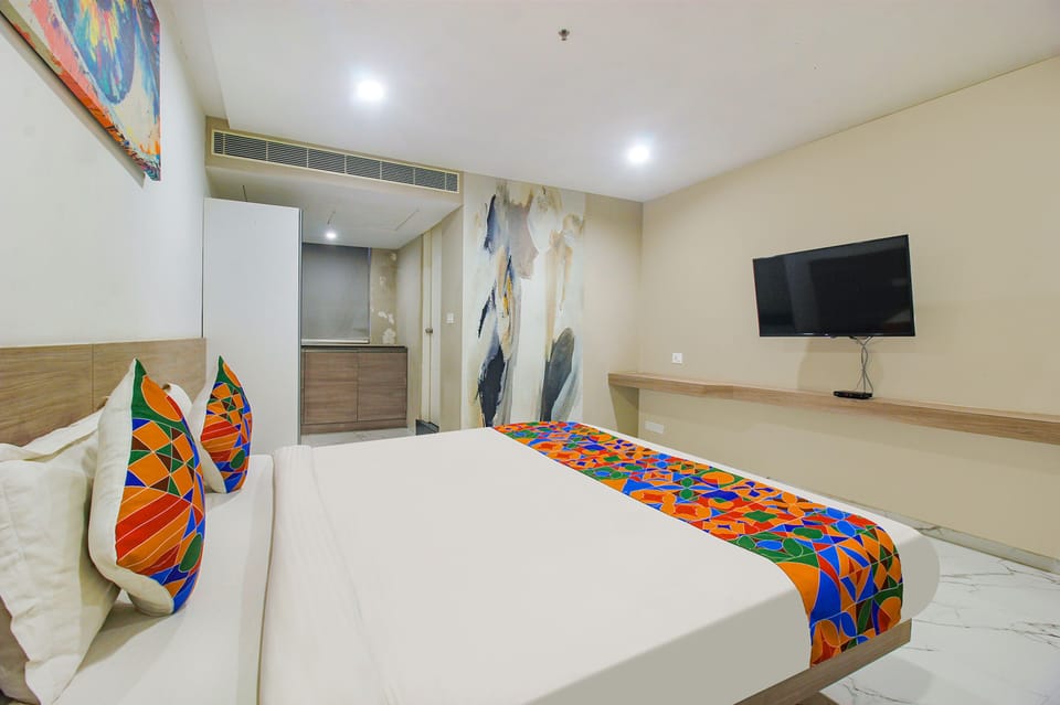 Egyptian cotton sheets, premium bedding, in-room safe, desk