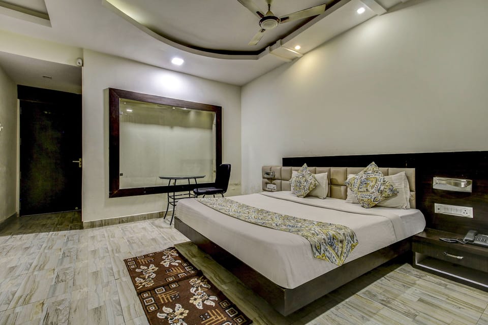 Deluxe Room | Egyptian cotton sheets, premium bedding, in-room safe, WiFi (free)