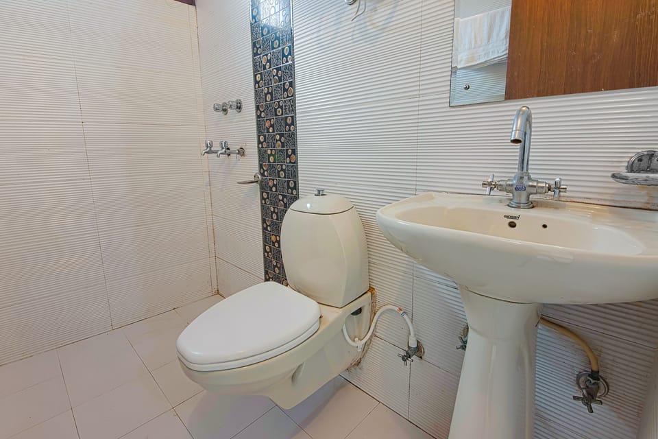 Shower, rainfall showerhead, free toiletries, towels