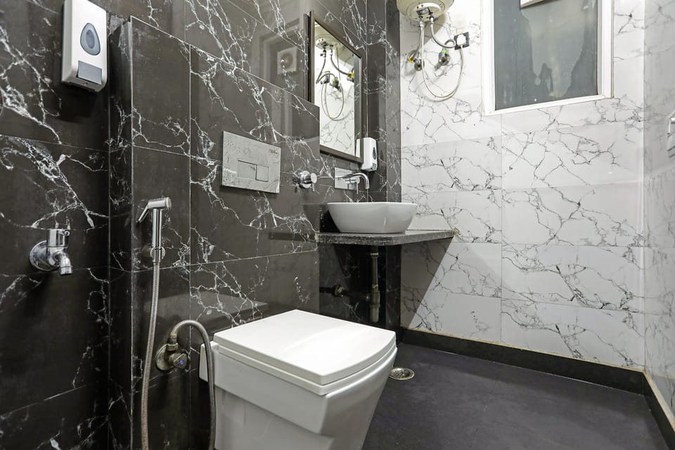 Shower, rainfall showerhead, free toiletries, towels