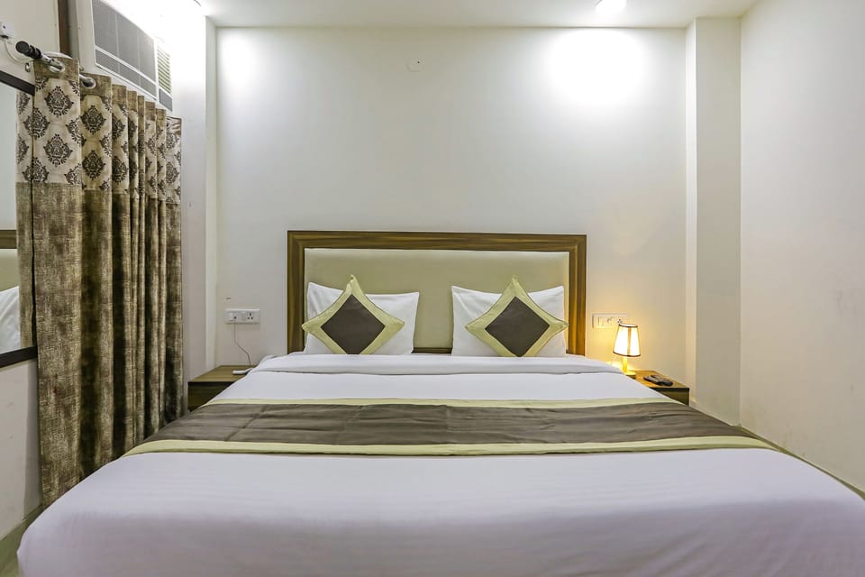 Egyptian cotton sheets, premium bedding, in-room safe, desk