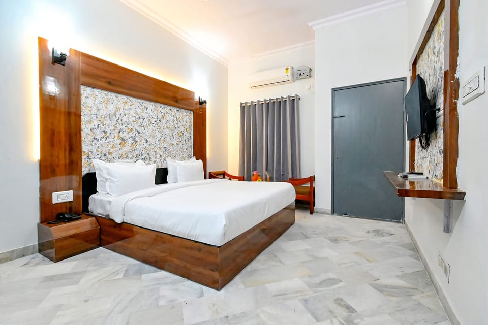 Deluxe Room | Egyptian cotton sheets, premium bedding, in-room safe, desk