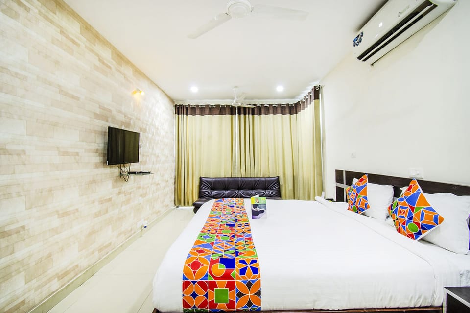 Egyptian cotton sheets, premium bedding, in-room safe, desk