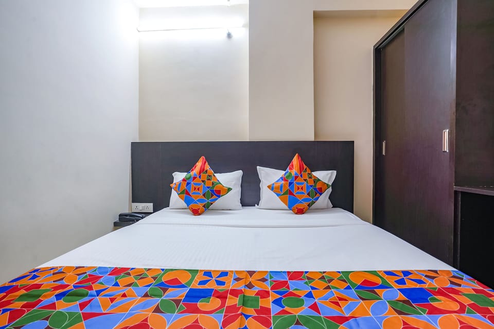 Egyptian cotton sheets, premium bedding, in-room safe, desk