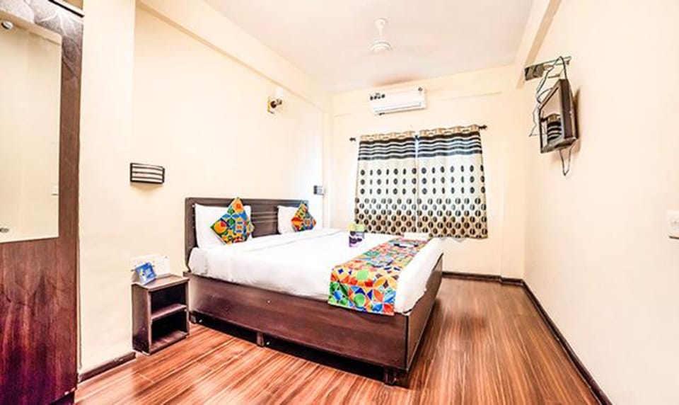 Deluxe Room | Egyptian cotton sheets, premium bedding, in-room safe, desk
