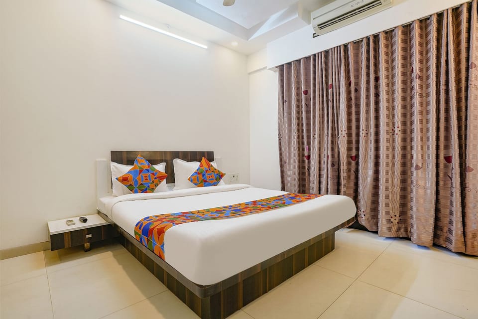 Deluxe Room | Egyptian cotton sheets, premium bedding, in-room safe, desk